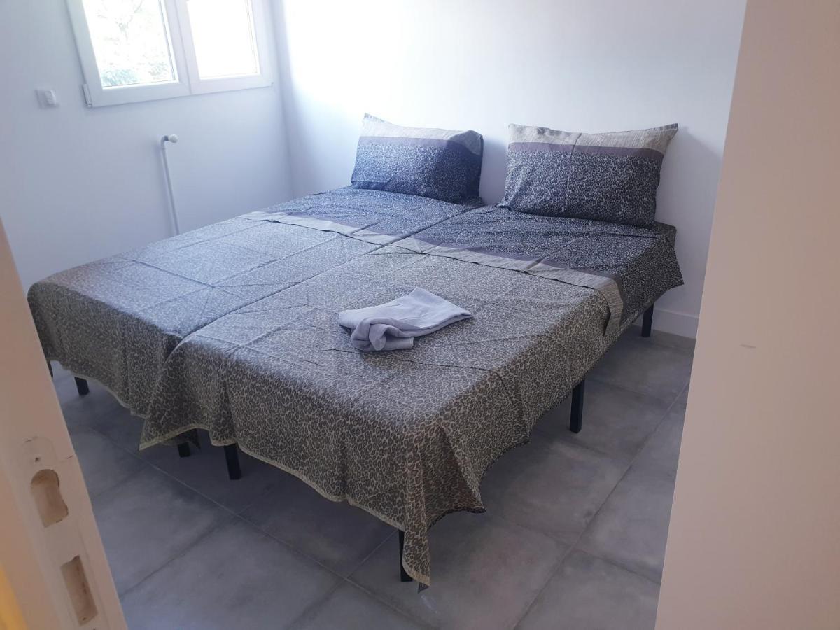 Appartamento Renove 2023 Proche Aeroport 5min, Gare Sncf 2 Min, Tramway Au Pied De L'immeuble , Parking Possible, Renovated 2023 Near The Airport 5 Min, Train Station 2 Min, Tram Next To The Building 1 Min, Parking Possible *
