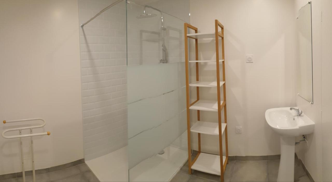 Renove 2023 Proche Aeroport 5min, Gare Sncf 2 Min, Tramway Au Pied De L'immeuble , Parking Possible, Renovated 2023 Near The Airport 5 Min, Train Station 2 Min, Tram Next To The Building 1 Min, Parking Possible Appartamento Nizza
