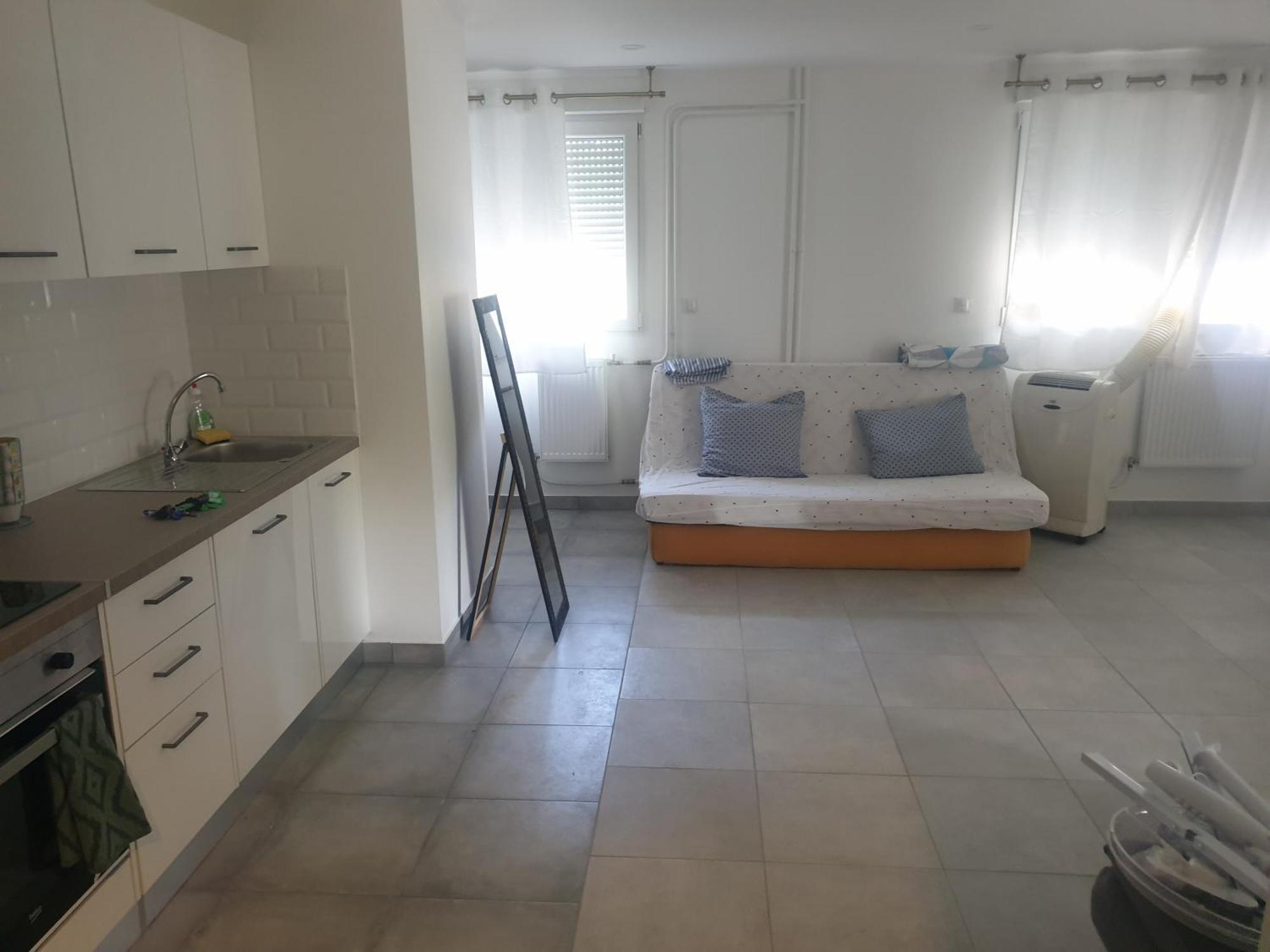 Appartamento Renove 2023 Proche Aeroport 5min, Gare Sncf 2 Min, Tramway Au Pied De L'immeuble , Parking Possible, Renovated 2023 Near The Airport 5 Min, Train Station 2 Min, Tram Next To The Building 1 Min, Parking Possible *