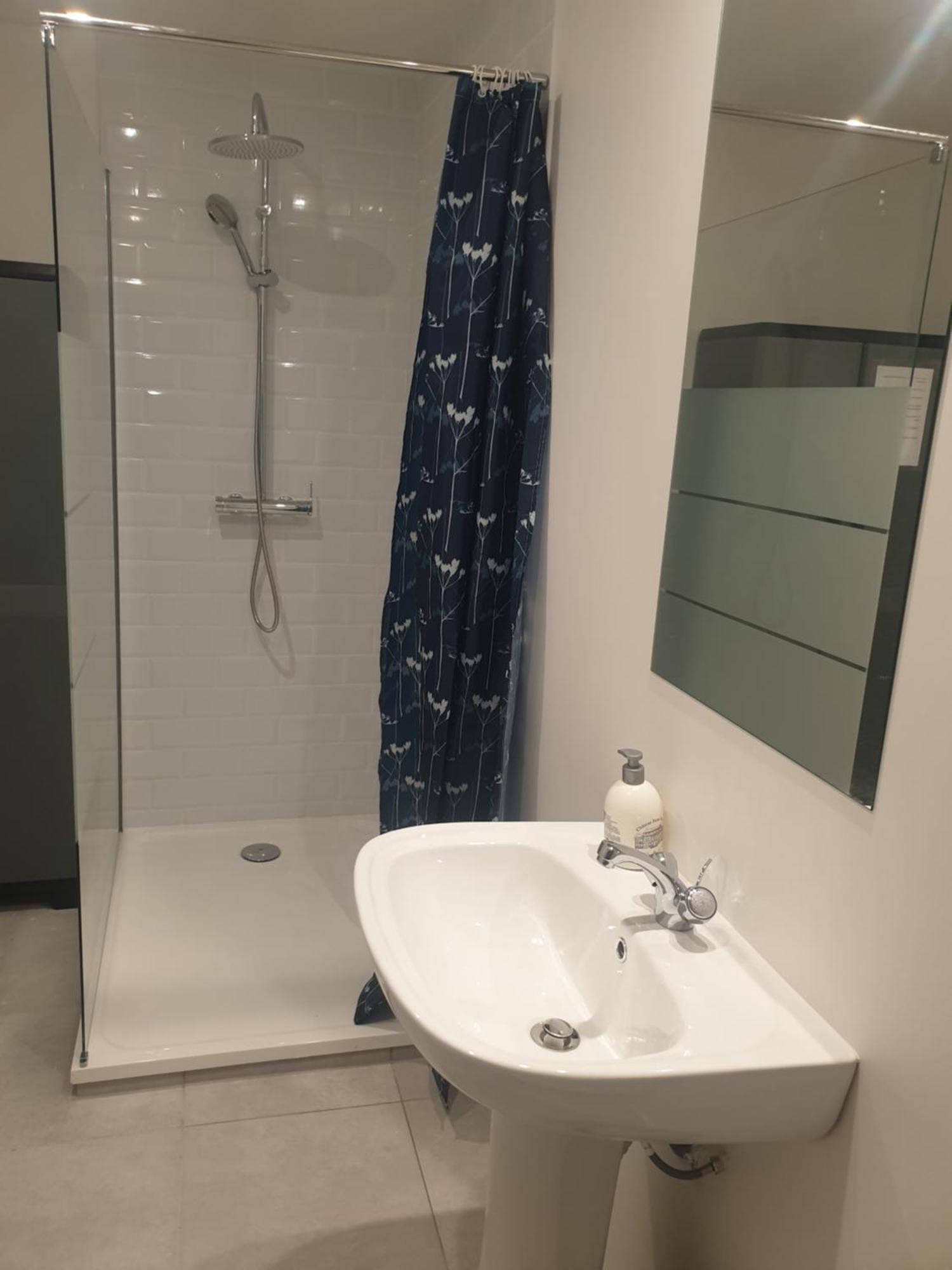 Renove 2023 Proche Aeroport 5min, Gare Sncf 2 Min, Tramway Au Pied De L'immeuble , Parking Possible, Renovated 2023 Near The Airport 5 Min, Train Station 2 Min, Tram Next To The Building 1 Min, Parking Possible Nizza