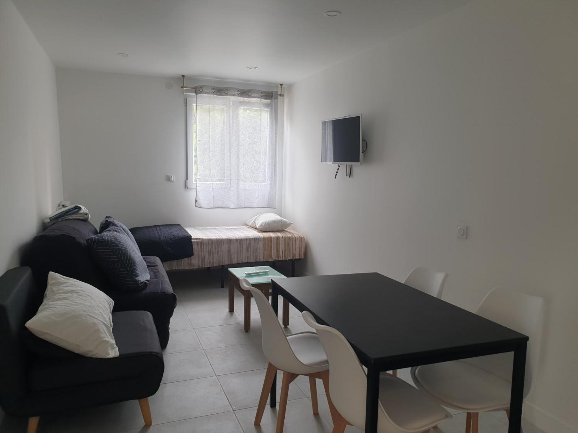 Renove 2023 Proche Aeroport 5min, Gare Sncf 2 Min, Tramway Au Pied De L'immeuble , Parking Possible, Renovated 2023 Near The Airport 5 Min, Train Station 2 Min, Tram Next To The Building 1 Min, Parking Possible * Nizza